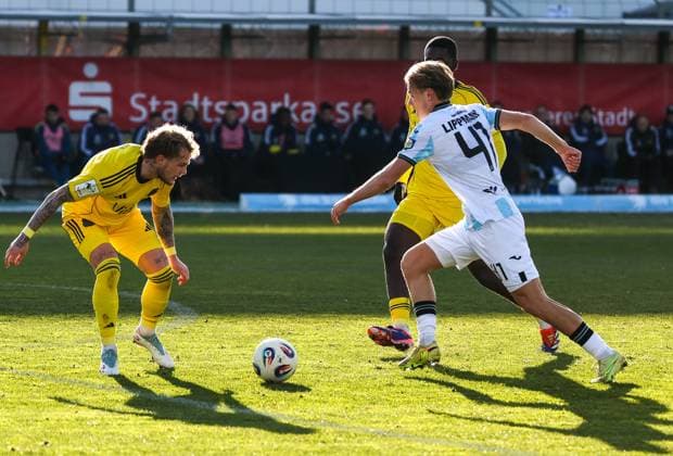 Clemens Lippmann 41 (TSV 1860 Muenchen) in Aktion gegen Lasse Wilhelm 18 (1. FC Saarbruecken), TSV 1860 Muenchen vs. 1. FC Saarbruecken, Fussball, Dritte Liga, DFL, Saison 2025 2026, Hinrunde, 15. Spieltag, 23.11.2025 DFB regulations prohibit any use of photographs as image sequences and or quasi-video Muenchen Bayern Deutschland