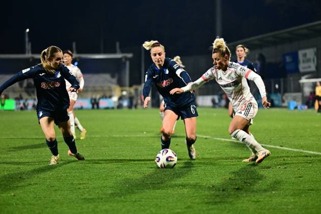 RECORD DATE NOT STATED Vanessa Diehm (6; TSG Hoffenheim Frauen) mit Ball, während Linda Dallmann (10; FC Bayern München) verteidigt Ballkontrolle und Zweikampf
