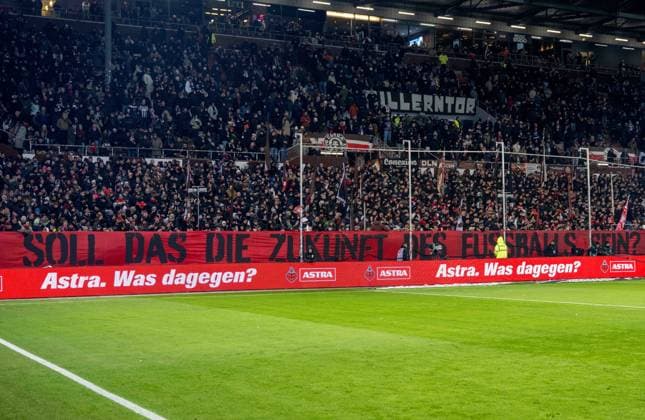 Fussball, Herren, Saison 2025 2026, 1. Bundesliga (11. Spieltag), FC St. Pauli - 1. FC Union Berlin, die aktiven Fanszenen schweigen die ersten 12 Minuten aus Protest gegen mögliche Sicherheitsmaßnahmen, die auf der anstehenden Innenministerkonferenz beschlossen werden könnten: Soll das die Zukunft des Fußballs sein?, 23.11. 2025, Copyright: xMatthiasxKochx