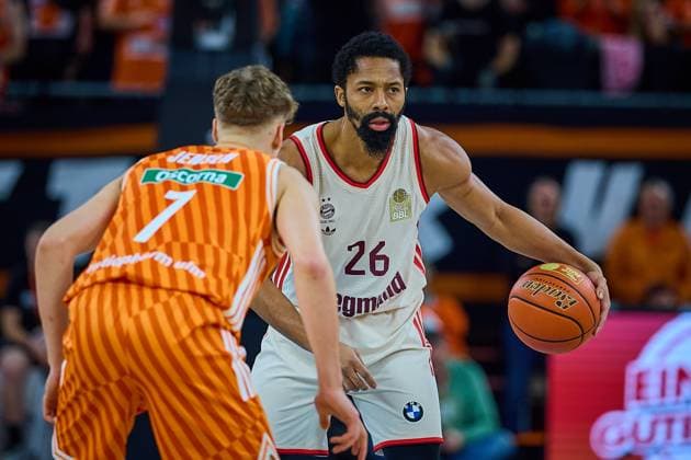 Zweikampf, Duell zwischen Spencer Dinwiddie (FC Bayern, 26) und Tobias Jensen (ratiopharm ulm, 07) GER, ratiopharm ulm vs. FC Bayern, Basketball, 8. Spieltag, EasyCredit Bundesliga, Spielzeit 2025 2026, 23.11.2025 GER, ratiopharm ulm vs. FC Bayern, Basketball, 8. Spieltag, EasyCredit Bundesliga, Spielzeit 2025 2026, 23.11.2025 Neu-Ulm Copyright: xEibner-Pressefoto GeraldxOelze-dexStoppanyx EP_ODS