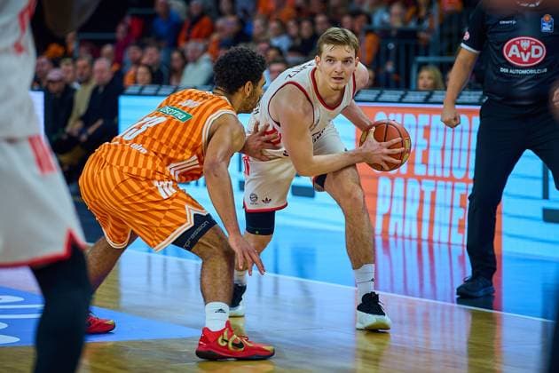 Zweikampf, Duell zwischen Justus Hollatz (FC Bayern, 21) und Mark Smith (ratiopharm ulm, 13) GER, ratiopharm ulm vs. FC Bayern, Basketball, 8. Spieltag, EasyCredit Bundesliga, Spielzeit 2025 2026, 23.11.2025 GER, ratiopharm ulm vs. FC Bayern, Basketball, 8. Spieltag, EasyCredit Bundesliga, Spielzeit 2025 2026, 23.11.2025 Neu-Ulm Copyright: xEibner-Pressefoto GeraldxOelze-dexStoppanyx EP_ODS