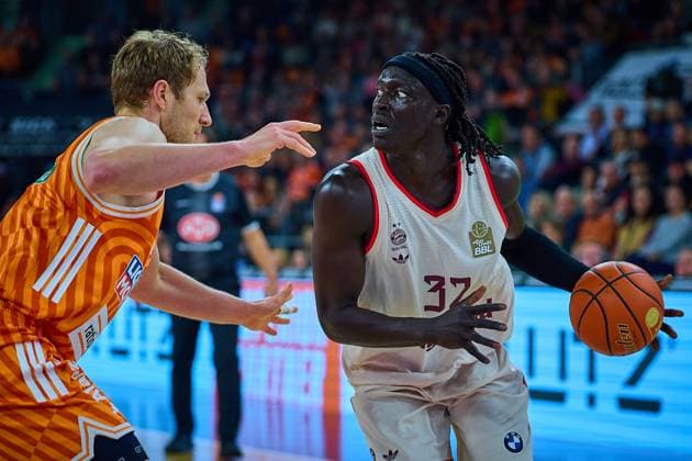 Zweikampf, Duell zwischen Wenyen Gabriel (FC Bayern, 32) und Christian Sengfelder (ratiopharm ulm, 43) GER, ratiopharm ulm vs. FC Bayern, Basketball, 8. Spieltag, EasyCredit Bundesliga, Spielzeit 2025 2026, 23.11.2025 GER, ratiopharm ulm vs. FC Bayern, Basketball, 8. Spieltag, EasyCredit Bundesliga, Spielzeit 2025 2026, 23.11.2025 Neu-Ulm Copyright: xEibner-Pressefoto GeraldxOelze-dexStoppanyx EP_ODS