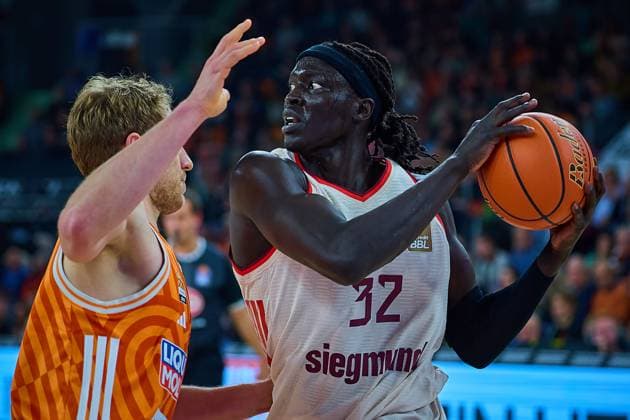 Zweikampf, Duell zwischen Wenyen Gabriel (FC Bayern, 32) und Christian Sengfelder (ratiopharm ulm, 43) GER, ratiopharm ulm vs. FC Bayern, Basketball, 8. Spieltag, EasyCredit Bundesliga, Spielzeit 2025 2026, 23.11.2025 GER, ratiopharm ulm vs. FC Bayern, Basketball, 8. Spieltag, EasyCredit Bundesliga, Spielzeit 2025 2026, 23.11.2025 Neu-Ulm Copyright: xEibner-Pressefoto GeraldxOelze-dexStoppanyx EP_ODS