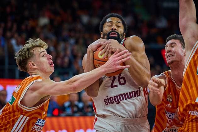 Kampf, Duell zwischen Tobias Jensen (ratiopharm ulm, 07), Spencer Dinwiddie (FC Bayern, 26) und Diego Garavaglia (ratiopharm ulm, 23) GER, ratiopharm ulm vs. FC Bayern, Basketball, 8. Spieltag, EasyCredit Bundesliga, Spielzeit 2025 2026, 23.11.2025 GER, ratiopharm ulm vs. FC Bayern, Basketball, 8. Spieltag, EasyCredit Bundesliga, Spielzeit 2025 2026, 23.11.2025 Neu-Ulm Copyright: xEibner-Pressefoto GeraldxOelze-dexStoppanyx EP_ODS