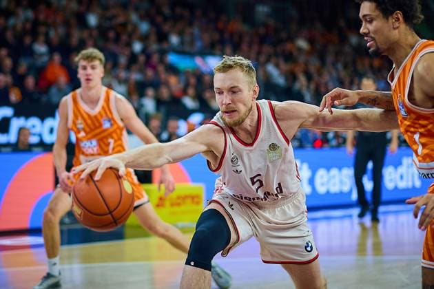 Nils Giffey (FC Bayern, 05) rettet den Ball gegen Len Schoormann (ratiopharm ulm, 01) GER, ratiopharm ulm vs. FC Bayern, Basketball, 8. Spieltag, EasyCredit Bundesliga, Spielzeit 2025 2026, 23.11.2025 GER, ratiopharm ulm vs. FC Bayern, Basketball, 8. Spieltag, EasyCredit Bundesliga, Spielzeit 2025 2026, 23.11.2025 Neu-Ulm Copyright: xEibner-Pressefoto GeraldxOelze-dexStoppanyx EP_ODS