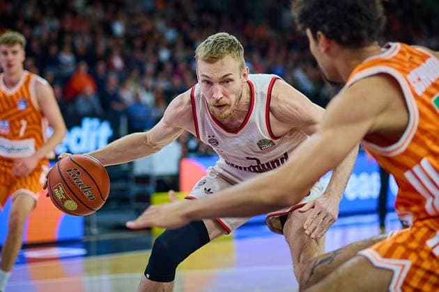 Zweikampf, Duell zwischen Nils Giffey (FC Bayern, 05) und Len Schoormann (ratiopharm ulm, 01) GER, ratiopharm ulm vs. FC Bayern, Basketball, 8. Spieltag, EasyCredit Bundesliga, Spielzeit 2025 2026, 23.11.2025 GER, ratiopharm ulm vs. FC Bayern, Basketball, 8. Spieltag, EasyCredit Bundesliga, Spielzeit 2025 2026, 23.11.2025 Neu-Ulm Copyright: xEibner-Pressefoto GeraldxOelze-dexStoppanyx EP_ODS