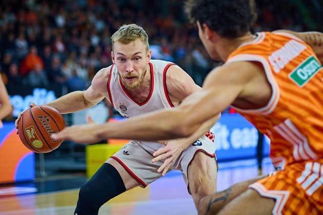 Zweikampf, Duell zwischen Nils Giffey (FC Bayern, 05) und Len Schoormann (ratiopharm ulm, 01) GER, ratiopharm ulm vs. FC Bayern, Basketball, 8. Spieltag, EasyCredit Bundesliga, Spielzeit 2025 2026, 23.11.2025 GER, ratiopharm ulm vs. FC Bayern, Basketball, 8. Spieltag, EasyCredit Bundesliga, Spielzeit 2025 2026, 23.11.2025 Neu-Ulm Copyright: xEibner-Pressefoto GeraldxOelze-dexStoppanyx EP_ODS