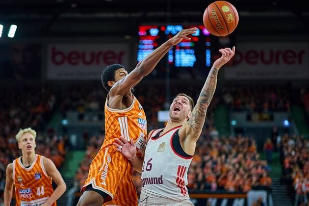 Zweikampf, Duell zwischen Malik Osborne (ratiopharm ulm, 10) und Stefan Jovic (FC Bayern, 16) GER, ratiopharm ulm vs. FC Bayern, Basketball, 8. Spieltag, EasyCredit Bundesliga, Spielzeit 2025 2026, 23.11.2025 GER, ratiopharm ulm vs. FC Bayern, Basketball, 8. Spieltag, EasyCredit Bundesliga, Spielzeit 2025 2026, 23.11.2025 Neu-Ulm Copyright: xEibner-Pressefoto GeraldxOelze-dexStoppanyx EP_ODS