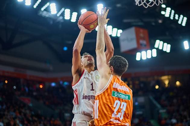 Zweikampf, Duell unter dem Korb zwischen Oscar da Silva (FC Bayern, 01) und Diego Garavaglia (ratiopharm ulm, 23) GER, ratiopharm ulm vs. FC Bayern, Basketball, 8. Spieltag, EasyCredit Bundesliga, Spielzeit 2025 2026, 23.11.2025 GER, ratiopharm ulm vs. FC Bayern, Basketball, 8. Spieltag, EasyCredit Bundesliga, Spielzeit 2025 2026, 23.11.2025 Neu-Ulm Copyright: xEibner-Pressefoto GeraldxOelze-dexStoppanyx EP_ODS
