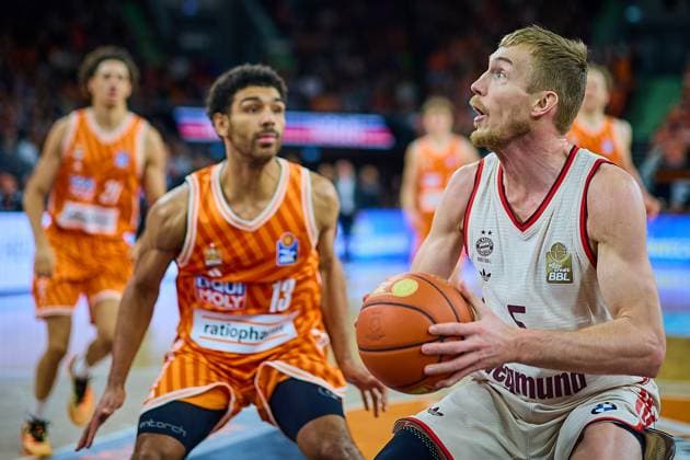 Zweikampf, Duell zwischen Nils Giffey (FC Bayern, 05) und Mark Smith (ratiopharm ulm, 13) GER, ratiopharm ulm vs. FC Bayern, Basketball, 8. Spieltag, EasyCredit Bundesliga, Spielzeit 2025 2026, 23.11.2025 GER, ratiopharm ulm vs. FC Bayern, Basketball, 8. Spieltag, EasyCredit Bundesliga, Spielzeit 2025 2026, 23.11.2025 Neu-Ulm Copyright: xEibner-Pressefoto GeraldxOelze-dexStoppanyx EP_ODS