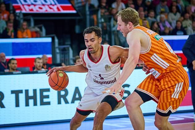 Zweikampf, Duell zwischen Oscar da Silva (FC Bayern, 01) und Christian Sengfelder (ratiopharm ulm, 43) GER, ratiopharm ulm vs. FC Bayern, Basketball, 8. Spieltag, EasyCredit Bundesliga, Spielzeit 2025 2026, 23.11.2025 GER, ratiopharm ulm vs. FC Bayern, Basketball, 8. Spieltag, EasyCredit Bundesliga, Spielzeit 2025 2026, 23.11.2025 Neu-Ulm Copyright: xEibner-Pressefoto GeraldxOelze-dexStoppanyx EP_ODS