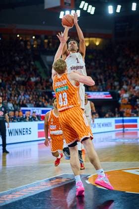 Korbwurf Oscar da Silva (FC Bayern, 01) gegen Christian Sengfelder (ratiopharm ulm, 43) GER, ratiopharm ulm vs. FC Bayern, Basketball, 8. Spieltag, EasyCredit Bundesliga, Spielzeit 2025 2026, 23.11.2025 GER, ratiopharm ulm vs. FC Bayern, Basketball, 8. Spieltag, EasyCredit Bundesliga, Spielzeit 2025 2026, 23.11.2025 Neu-Ulm Copyright: xEibner-Pressefoto GeraldxOelze-dexStoppanyx EP_ODS