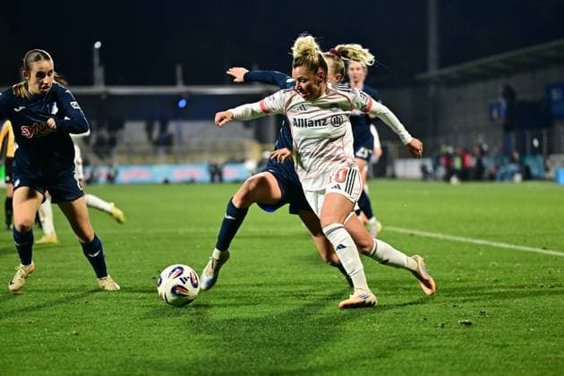 RECORD DATE NOT STATED Linda Dallmann (10; FC Bayern München) im Duell mit Napsugar Sinka (8; TSG Hoffenheim Frauen) um den Ball Duell um Ballbesitz