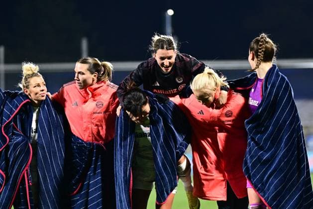 RECORD DATE NOT STATED Barbara Dunst (28; FC Bayern München), Linda Dallmann (10; FC Bayern München) und Vanessa Gilles (2; FC Bayern München) feiern gemeinsam mit Teamkolleginnen Spielerinnen feiern gemeinsam
