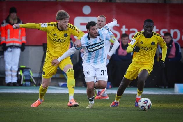Kevin Volland 31 (TSV 1860 Muenchen) im Zweikampf mit Joel Bichsel 27 (1. FC Saarbruecken), links, und Elijah Krahn 5 (1. FC Saarbruecken), TSV 1860 Muenchen vs. 1. FC Saarbruecken, Fussball, Dritte Liga, DFL, Saison 2025 2026, Hinrunde, 15. Spieltag, 23.11.2025 DFB regulations prohibit any use of photographs as image sequences and or quasi-video Muenchen Bayern Deutschland