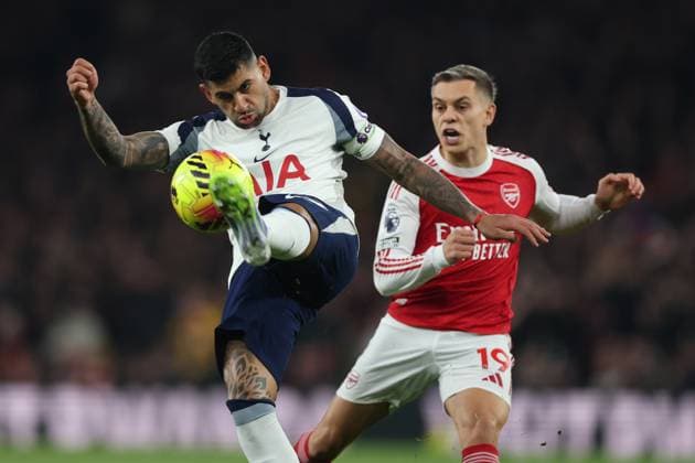 London, England, 23rd November 2025. Cristian Romero of Tottenham Hotspur controls the ball ahead of Leandro Trossard of Arsenal during the Arsenal vs Tottenham Hotspur Premier League match at the Emirates Stadium, London. Picture credit should read: David Klein Sportimage EDITORIAL USE ONLY. No use with unauthorised audio, video, data, fixture lists, club league logos or live services. Online in-match use limited to 120 images, no video emulation. No use in betting, games or single club league player publications. SPI_030_DK_Arsenal_Tottenham SPI-4307-0030