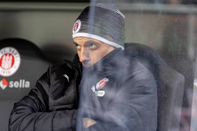 Hamburg, 23. November 2025 - Fußball, 1. Bundesliga 2025 26, FC St. Pauli - 1. FC Union Berlin: Alexander Blessin (FC St. Pauli, Trainer) DFL REGULATIONS PROHIBIT ANY USE OF PHOTOGRAPHS AS IMAGE SEQUENCES AND OR QUASI-VIDEO.