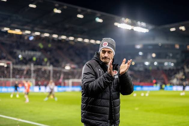 Hamburg, 23. November 2025 - Fußball, 1. Bundesliga 2025 26, FC St. Pauli - 1. FC Union Berlin: Alexander Blessin (FC St. Pauli, Trainer) DFL REGULATIONS PROHIBIT ANY USE OF PHOTOGRAPHS AS IMAGE SEQUENCES AND OR QUASI-VIDEO.