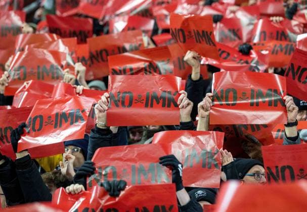 Fussball, Herren, Saison 2025 2026, 1. Bundesliga (11. Spieltag), FC St. Pauli - 1. FC Union Berlin, die aktiven Fanszenen schweigen die ersten 12 Minuten aus Protest gegen mögliche Sicherheitsmaßnahmen, die auf der anstehenden Innenministerkonferenz beschlossen werden könnten, 23.11. 2025, Copyright: xMatthiasxKochx
