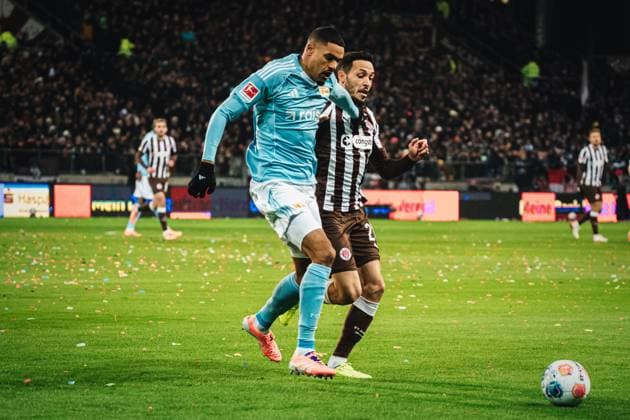 1. Bundesliga: FC St. Pauli vs. 1. FC Union Berlin, 23.11.2025 Danilho Doekhi (1. FC Union Berlin, 5) gegen Erik Ahlstrand (FC St. Pauli, 20); Fußball, 1. Bundesliga, 11. Spieltag: FC St. Pauli vs. 1. FC Union Berlin am 23.11.2025 im Millerntor-Stadion, Hamburg DFL REGULATIONS PROHIBIT ANY USE OF PHOTOGRAPHS AS IMAGE SEQUENCES AND OR QUASI-VIDEO. Copyright: xBEAUTIFULxSPORTS Tonhäuserx