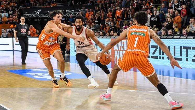 GER, BBL, ratiopharm Ulm vs FC Bayern München 23.11.2025, ratiopharm arena, Neu-Ulm, GER, BBL, ratiopharm Ulm vs FC Bayern München, im Bild Alec Anigbata (Ulm, 21), energischer Einsatz von Spencer Dinwiddie (Muenchen, 26), Len Schoormann (Ulm, 1)