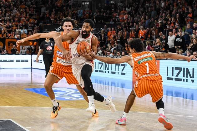 GER, BBL, ratiopharm Ulm vs FC Bayern München 23.11.2025, ratiopharm arena, Neu-Ulm, GER, BBL, ratiopharm Ulm vs FC Bayern München, im Bild Alec Anigbata (Ulm, 21), energischer Einsatz von Spencer Dinwiddie (Muenchen, 26), Len Schoormann (Ulm, 1)
