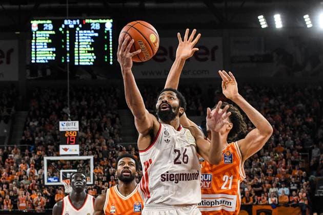 GER, BBL, ratiopharm Ulm vs FC Bayern München 23.11.2025, ratiopharm arena, Neu-Ulm, GER, BBL, ratiopharm Ulm vs FC Bayern München, im Bild energischer Einsatz von Spencer Dinwiddie (Muenchen, 26)
