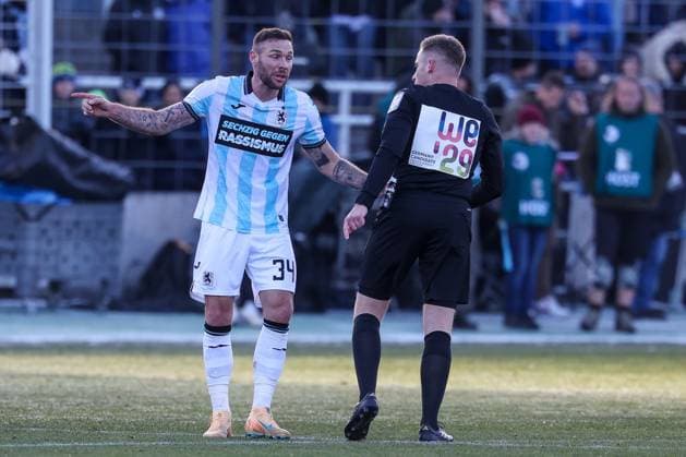 Patrick Hobsch 34 (TSV 1860 Muenchen) diskutiert eine Entscheidung mit Referee Schiedsrichter Felix Weller, TSV 1860 Muenchen vs. 1. FC Saarbruecken, Fussball, Dritte Liga, DFL, Saison 2025 2026, Hinrunde, 15. Spieltag, 23.11.2025 DFB regulations prohibit any use of photographs as image sequences and or quasi-video Muenchen Bayern Deutschland