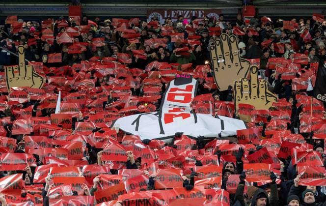 Fussball, Herren, Saison 2025 2026, 1. Bundesliga (11. Spieltag), FC St. Pauli - 1. FC Union Berlin, die aktiven Fanszenen schweigen die ersten 12 Minuten aus Protest gegen mögliche Sicherheitsmaßnahmen, die auf der anstehenden Innenministerkonferenz beschlossen werden könnten, 23.11. 2025, Copyright: xMatthiasxKochx