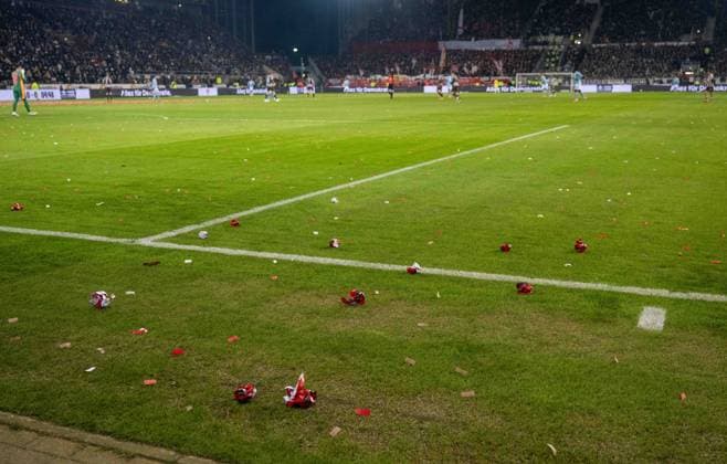 Fussball, Herren, Saison 2025 2026, 1. Bundesliga (11. Spieltag), FC St. Pauli - 1. FC Union Berlin, Papierkugeln und Konfetti auf dem Rasen, 23.11. 2025, Copyright: xMatthiasxKochx