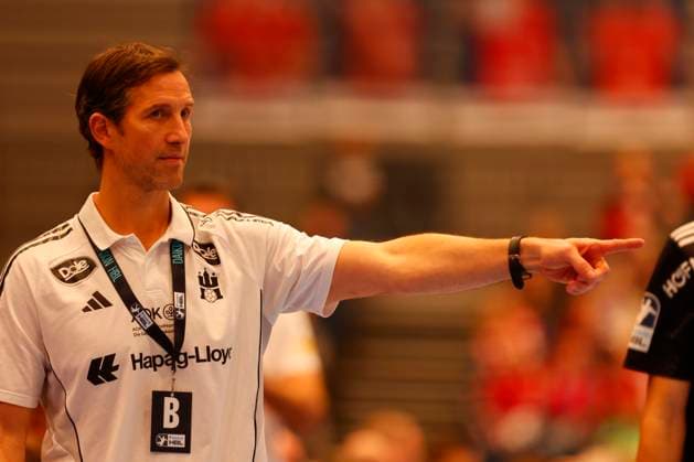 Handball 1. Handball-Bundesliga, DAIKIN HBL 2025 2026 - Handball Verein Hamburg (HSVH) vs. HC Erlangen Trainer Torsten Jansen (Hamburg) zeigt die Marschrichtung an . Sporthalle Hamburg Hamburg Foto: Frank Schoof