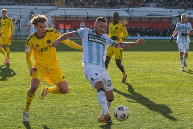 Patrick Hobsch 34 (TSV 1860 Muenchen) in Aktion mit Lasse Wilhelm 18 (1. FC Saarbruecken), TSV 1860 Muenchen vs. 1. FC Saarbruecken, Fussball, Dritte Liga, DFL, Saison 2025 2026, Hinrunde, 15. Spieltag, 23.11.2025 DFB regulations prohibit any use of photographs as image sequences and or quasi-video Muenchen Bayern Deutschland