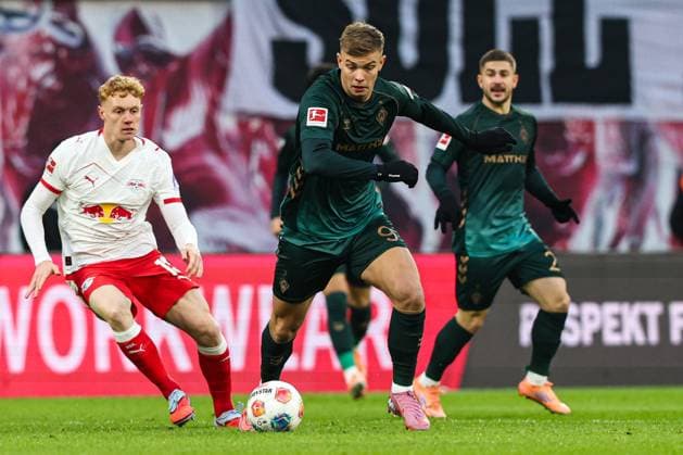 Keke Topp (Werder Bremen,9) gegen Nicolas Seiwald (RB Leipzig,13) - 1. Fussball Bundesliga Saison 2025-2026 Punktspiel RB Leipzig vs. Werder Bremen in der Red Bull Arena in Leipzig - Aktion,Fussball,Deutschland,Mann,Männer,23.11.2025