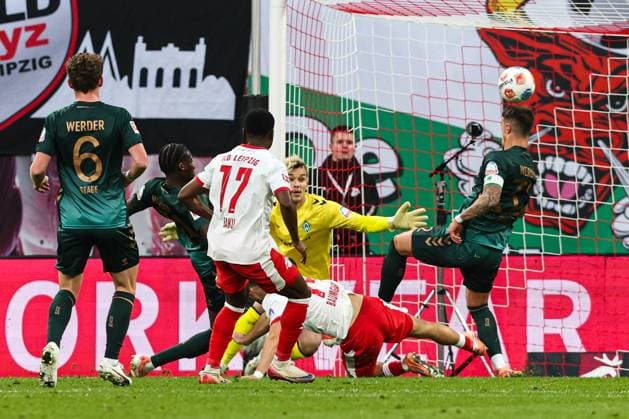Torwart Mio Backhaus (Werder Bremen,30) gegen Christoph Baumgartner (RB Leipzig,14) - 1. Fussball Bundesliga Saison 2025-2026 Punktspiel RB Leipzig vs. Werder Bremen in der Red Bull Arena in Leipzig - Aktion,Fussball,Deutschland,Mann,Männer,23.11.2025
