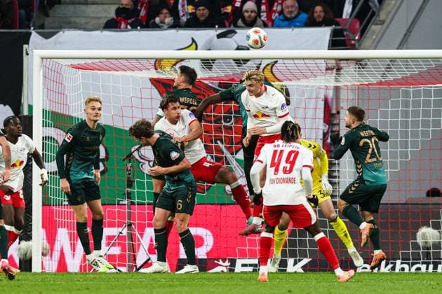 Willi Orban (RB Leipzig,4) und Conrad Harder (RB Leipzig,11) gegen Jens Stage (Werder Bremen,6) undMarco Friedl (Werder Bremen,32) - 1. Fussball Bundesliga Saison 2025-2026 Punktspiel RB Leipzig vs. Werder Bremen in der Red Bull Arena in Leipzig - Aktion,Fussball,Deutschland,Mann,Männer,23.11.2025