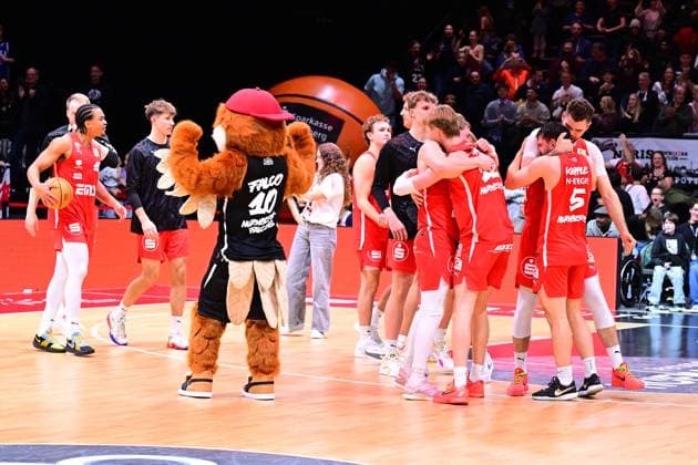 23.11.2025 - Basketball - Saison 2025 2026 - 2. Bundesliga Pro-A - 10. Spieltag: Nürnberg Falcons Basketball Club NBC - BBC Bayreuth - AlSch - xalxscx - Falcons Nürnberg jubeln am Ende über knappen Sieg
