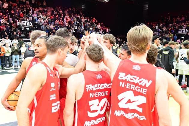 23.11.2025 - Basketball - Saison 2025 2026 - 2. Bundesliga Pro-A - 10. Spieltag: Nürnberg Falcons Basketball Club NBC - BBC Bayreuth - AlSch - xalxscx - Falcons Nürnberg jubeln am Ende über knappen Sieg