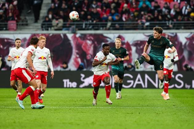 Jens Stage (Werder Bremen,6) gegen Ridle Baku (RB Leipzig,17) - 1. Fussball Bundesliga Saison 2025-2026 Punktspiel RB Leipzig vs. Werder Bremen in der Red Bull Arena in Leipzig - Aktion,Fussball,Deutschland,Mann,Männer,23.11.2025