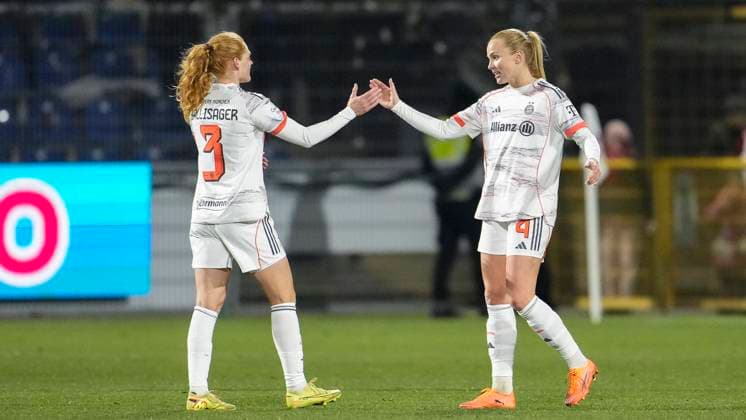 v.li.: Stine Ballisager Pedersen (FCB, 3), Glodis Perla Viggosdottir (FCB, 4), Spielerinnen vom FC Bayern München, Jubel nach dem Schlusspfiff, Freude über den Sieg, Sieger, Gewinner, jubelt, jubeln, fröhlich, positiv, freut sich, freuen, optimistisch, Highlight, Action, Aktion, 23.11.2025, Sinsheim (Hoffenheim) (Deutschland), Fussball, Google Pixel Frauen-Bundesliga, TSG 1899 Hoffenheim - FC Bayern München, DFB DFL REGULATIONS PROHIBIT ANY USE OF PHOTOGRAPHS AS IMAGE SEQUENCES AND OR QUASI-VIDEO.