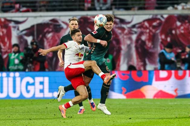 Christoph Baumgartner (RB Leipzig,14) gegen Jens Stage (Werder Bremen,6) - 1. Fussball Bundesliga Saison 2025-2026 Punktspiel RB Leipzig vs. Werder Bremen in der Red Bull Arena in Leipzig - Aktion,Fussball,Deutschland,Mann,Männer,23.11.2025