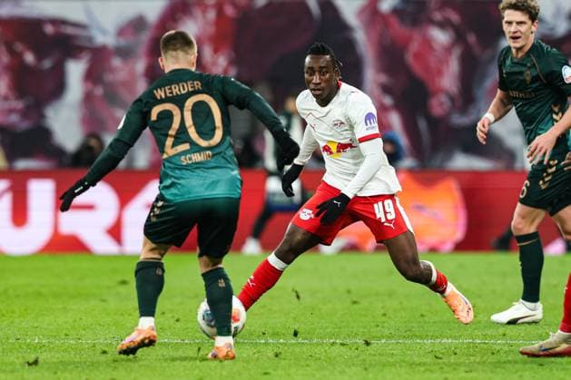 Yan Diomande (RB Leipzig,49) gegen Romano Schmid (Werder Bremen,20) - 1. Fussball Bundesliga Saison 2025-2026 Punktspiel RB Leipzig vs. Werder Bremen in der Red Bull Arena in Leipzig - Aktion,Fussball,Deutschland,Mann,Männer,23.11.2025