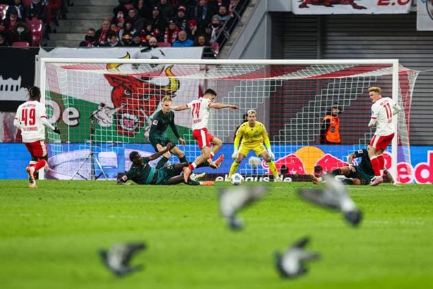 Christoph Baumgartner (RB Leipzig,14) gegen Karim Coulibaly (Werder Bremen,31) - 1. Fussball Bundesliga Saison 2025-2026 Punktspiel RB Leipzig vs. Werder Bremen in der Red Bull Arena in Leipzig - Aktion,Fussball,Deutschland,Mann,Männer,23.11.2025