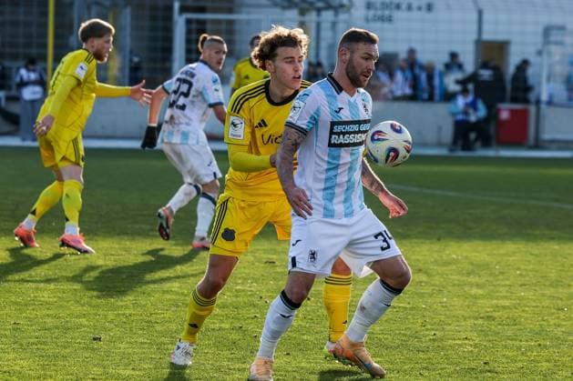 Patrick Hobsch 34 (TSV 1860 Muenchen) nimmt einen Ball vor Lasse Wilhelm 18 (1. FC Saarbruecken) an, TSV 1860 Muenchen vs. 1. FC Saarbruecken, Fussball, Dritte Liga, DFL, Saison 2025 2026, Hinrunde, 15. Spieltag, 23.11.2025 DFB regulations prohibit any use of photographs as image sequences and or quasi-video Muenchen Bayern Deutschland
