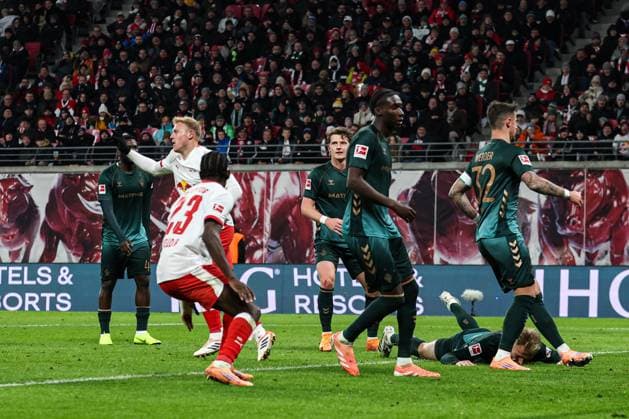 Torjubel - Torschütze Xaver Schlager (RB Leipzig,24) trifft zum 2-0 - 1. Fussball Bundesliga Saison 2025-2026 Punktspiel RB Leipzig vs. Werder Bremen in der Red Bull Arena in Leipzig - Aktion,Fussball,Deutschland,Mann,Männer,23.11.2025