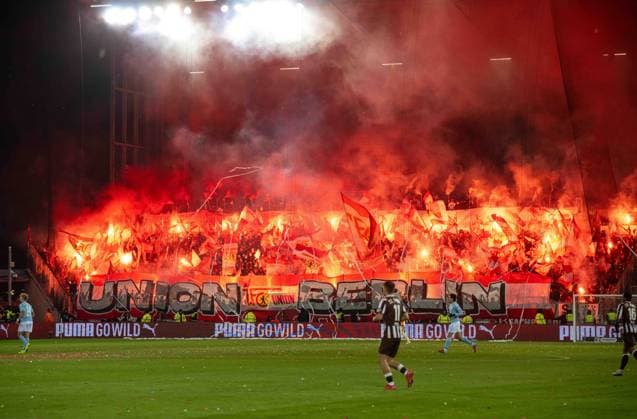 Fussball, Herren, Saison 2025 2026, 1. Bundesliga (11. Spieltag), FC St. Pauli - 1. FC Union Berlin, Fans von Union zünden Pyrotechnik, 23.11. 2025, *** Soccer, Men, Season 2025 2026, 1 Bundesliga 11 Matchday , FC St Pauli 1 FC Union Berlin, Fans of Union ignite pyrotechnics, 23 11 2025, Copyright: xMatthiasxKochx