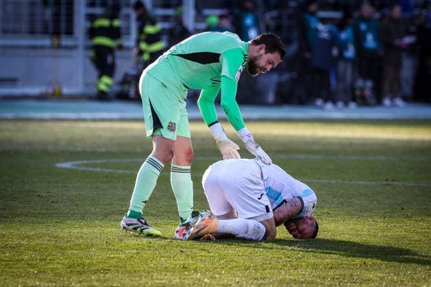 Phillip Menzel 13 (1. FC Saarbruecken) troestet Patrick Hobsch 34 (TSV 1860 Muenchen), der mit Schmerzen am Boden liegt, TSV 1860 Muenchen vs. 1. FC Saarbruecken, Fussball, Dritte Liga, DFL, Saison 2025 2026, Hinrunde, 15. Spieltag, 23.11.2025 DFB regulations prohibit any use of photographs as image sequences and or quasi-video Muenchen Bayern Deutschland