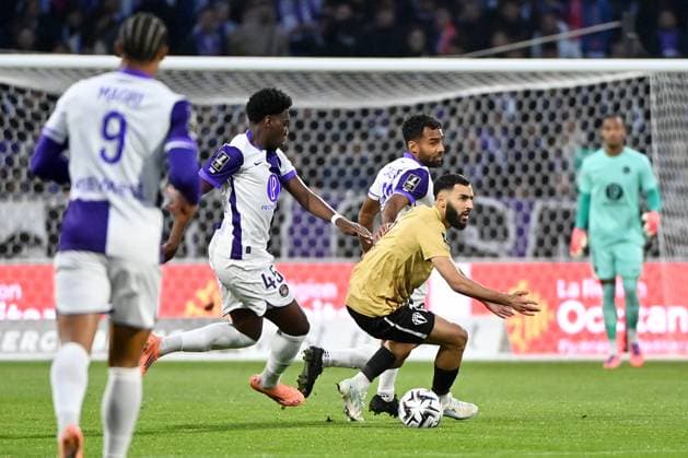 Toulouse FC v Angers SCO - Ligue 1 McDonald s 2025 2026 07 Amine SBAI (sco) - 23 Cristian CASSERES JR (tfc) during the Ligue 1 McDonald s match between Toulouse and Angers at Stadium de Toulouse on November 23, 2025 in Toulouse, France. Toulouse France  Copyright: xFEPx 776348204