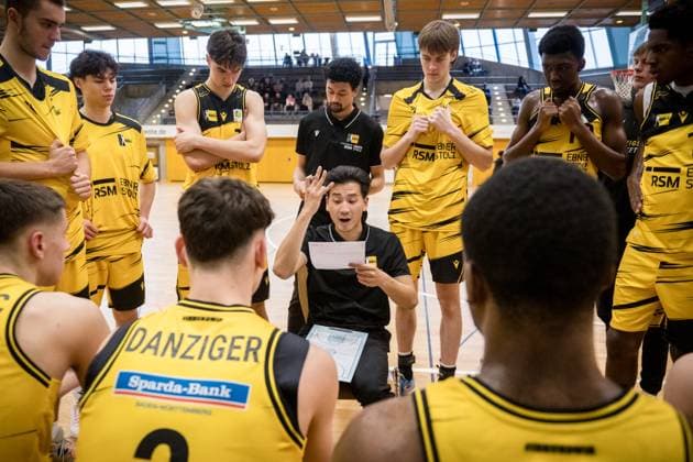 Kheeryoung Rhee (Porsche BBA, Headcoach) - Auszeit, Ansprache an das Team GER, Porsche BBA Ludwigsburg - CATL Basketball Loewen Erfurt, 2. Barmer Basketball Bundesliga, ProB Sued, Saison 2025 2026, 23.11.2025 GER, Porsche BBA Ludwigsburg - CATL Basketball Loewen Erfurt, 2. Barmer Basketball Bundesliga, ProB Sued, Saison 2025 2026, 23.11.2025 Ludwigsburg Copyright: xSandyxDinkelackerx EP_EER