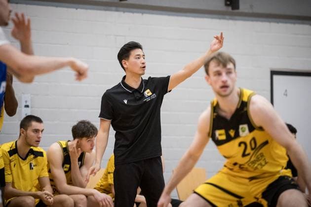 Kheeryoung Rhee (Porsche BBA, Headcoach) - dirigiert vom Spielfeldrand das Team GER, Porsche BBA Ludwigsburg - CATL Basketball Loewen Erfurt, 2. Barmer Basketball Bundesliga, ProB Sued, Saison 2025 2026, 23.11.2025 GER, Porsche BBA Ludwigsburg - CATL Basketball Loewen Erfurt, 2. Barmer Basketball Bundesliga, ProB Sued, Saison 2025 2026, 23.11.2025 Ludwigsburg Copyright: xSandyxDinkelackerx EP_EER