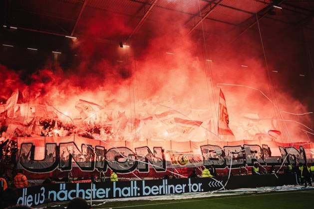 1. Bundesliga: FC St. Pauli vs. 1. FC Union Berlin, 23.11.2025 Union Berlin Fans zünden Pyros; Fußball, 1. Bundesliga, 11. Spieltag: FC St. Pauli vs. 1. FC Union Berlin am 23.11.2025 im Millerntor-Stadion, Hamburg DFL REGULATIONS PROHIBIT ANY USE OF PHOTOGRAPHS AS IMAGE SEQUENCES AND OR QUASI-VIDEO. Copyright: xBEAUTIFULxSPORTS Tonhäuserx